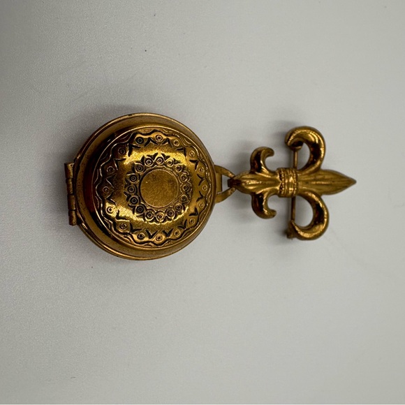 Vintage Fleur de Lis Photo Locket Brooch Pin Gold Tone Brass Victorian Antique - Picture 5 of 6